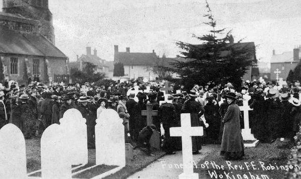 Crowds round the grave in 1910